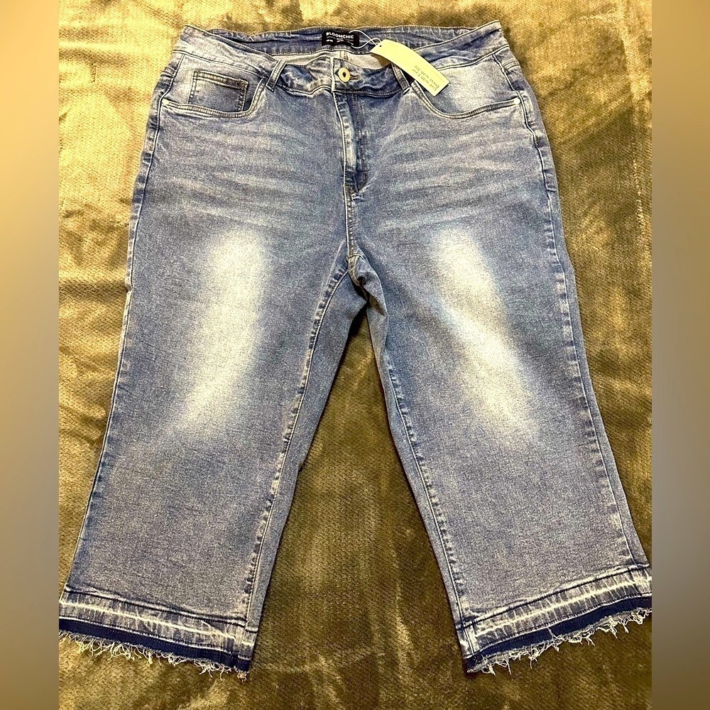 BloomChic Moderately Stretchy High Rise Knee Denim Shorts us12